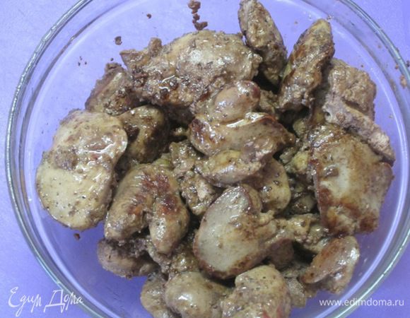 Обжаренную печень переложить в миску и завернуть в фольгу, чтобы не остыло.