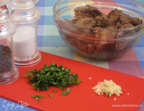 Петрушку мелко нарезать, чеснок пропустить через пресс.