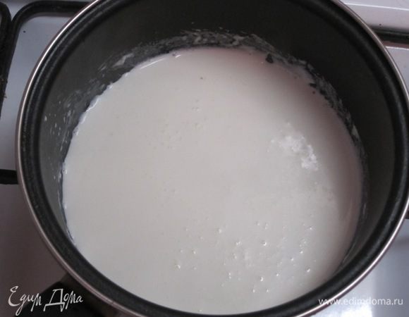 Для соуса сливки вылить в сотейник, довести до кипения на слабом огне. Варить до легкого загустения.