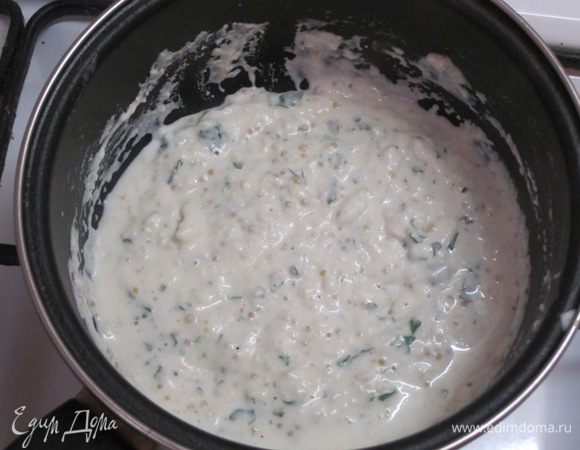 Затем добавить горчицу, чеснок и петрушку, посолить. Прогреть в течение 1 минуты.