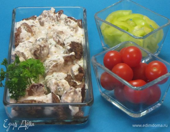 Выложить печень на блюдо и полить соусом.