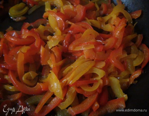 Для салата нужны перец болгарский, авокадо, лапша китайская (у меня гречневая), листья салата, соевый соус. Отвариваем лапшу в течении 8 минут.
Перец очищаем, режем тонкими пластинами, обжариваем