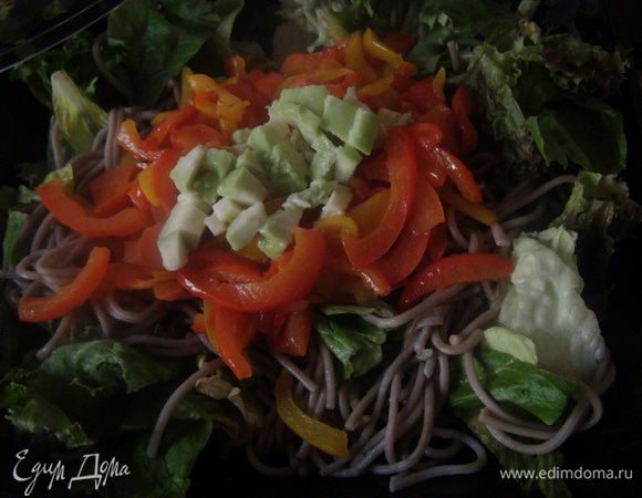 Смешиваем ингредиенты салата, добавляем нарезанное авокадо и заправляем соевым соусом.