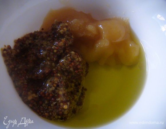 Готовим соус.
Для соуса нам понадобится горчица, лучше зерновая, оливковое масло, ложка меда. Классический рецепт можно легко найти в интернете, я не соблюдаю пропорции и кладу все по вкусу и настроению в количестве 1-2 ст. ложек + сок лимона.
Соусом поливаем готовое мясо.