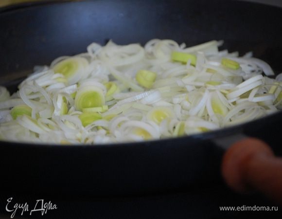 Подготовим продукты. Лук – полукольцами. Порей – кольцами. Чеснок и имбирь – мелким кубиком.
Болгарский перец , цукини и  томаты  – средним кубиком.  Колбаски – колечками. 
Берем чугунную сковородку (на ней вкуснее получается. ИМХО) и на растительном масле обжариваем лук и порей до легкого золотистого цвета.
