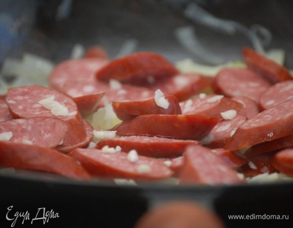 + колбаски, чеснок и имбирь. Поджарить.