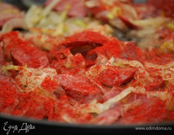 Снять сковороду с огня, приправить паприкой, перемешать и вернуть на плиту.