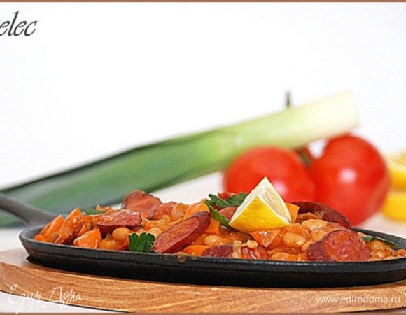 Я подавала в подогретых чугунных порционных сковородках. 
Приятного аппетита! 