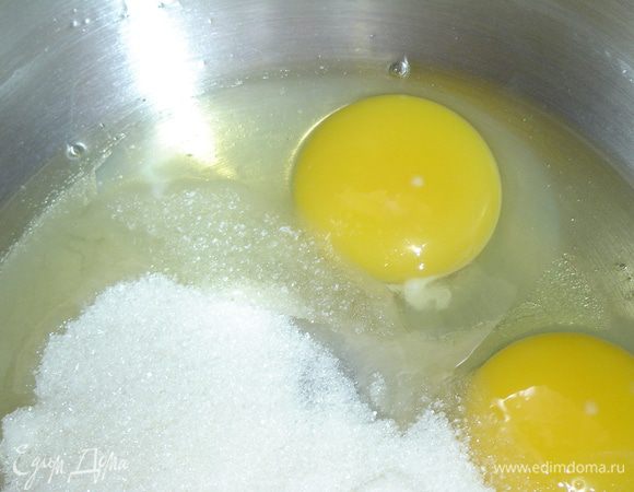 Первым делом приготовим тесто, для этого взбиваем два яйца с 0,5 стакана сахара.