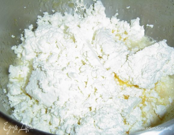 Теперь приступаем к приготовлению начинки. Творог, манную крупу, 3 яйца и 0,5 стакана сахара соединяем и тщательно перемешиваем (можно с помощью блендера). Вот и все...начинка готова!