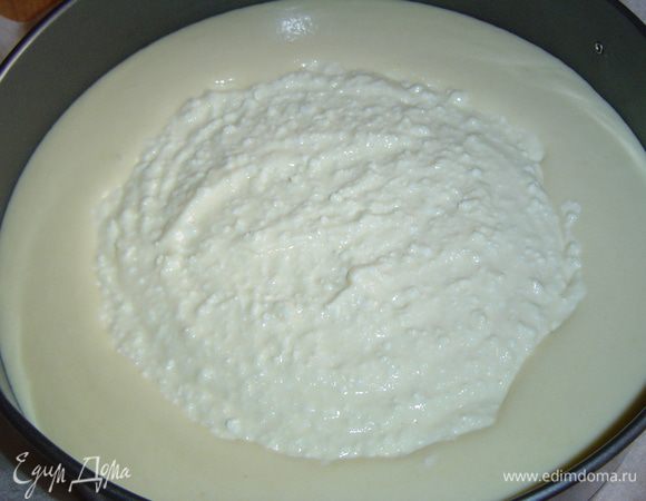 Форму смазываем маслом и выкладываем тесто, а в центр аккуратно помещаем творожную начинку.