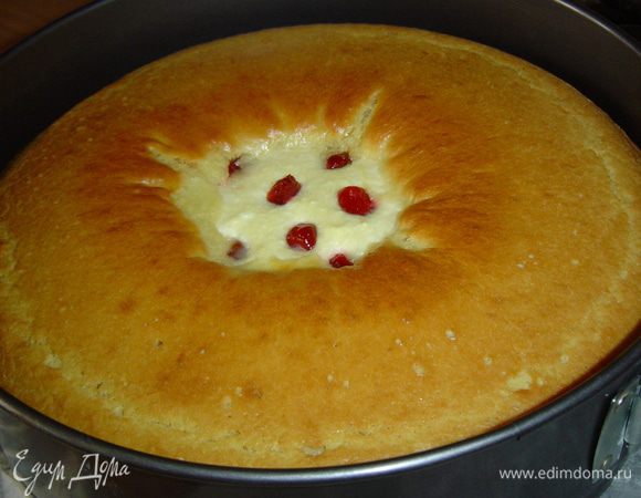 При выпечке творожная начинка опускается вниз, а из теста получаются бортики и пирог имеет вид большой ватрушки.