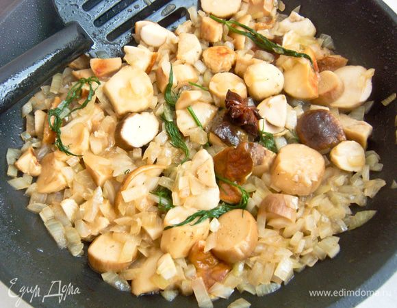 Тем временем приготовить соус. Грибы обжарить на растительном масле 5 минут. Добавить мелко нарезанный лук, специи, веточки укропа, вино. Тушить 10 минут, вино выпарится наполовину. 