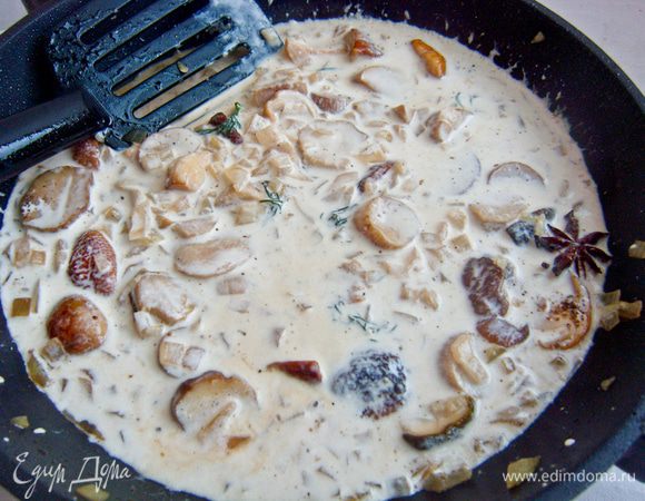 Добавить сливки и тушить еще 2-3 минуты. 