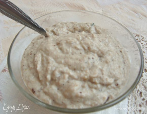 Снять с огня. Вынуть бадьян, веточки укропа, лавровый лист. Отложить несколько целых грибов для украшения. Остальную массу пюрировать в блендере до однородности. 