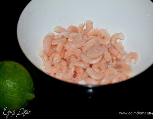 Креветки крупные очистить, положить в блюдо и замариновать соком 2-х лаймов на несколько минут.
