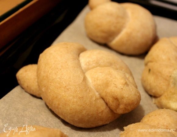 Духовку разогреть до 220-230*С. Подсохшие крендели можно немного смочить кисточкой содовым раствором. Для газовых плит крендели необходимо дополнительно смазать яйцом. Выпекать около 20 минут до красивой коричневой корочки. Крендели хороши как с пивом, так и со сладким чаем. Можно подать их с лёгким салатом. Приятного аппетита!