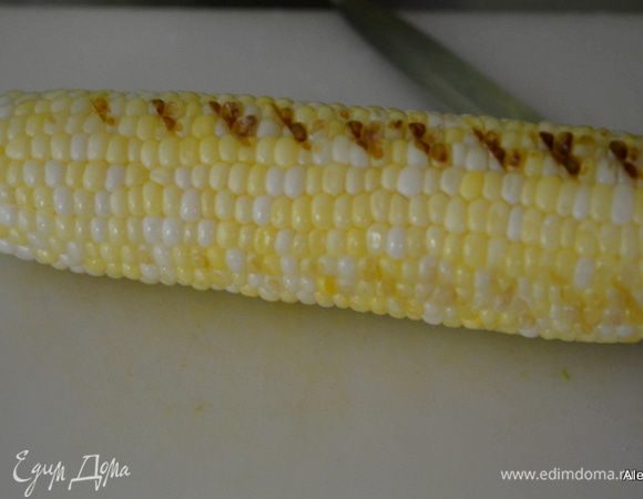 Кукурузу поджарить на гриле.
