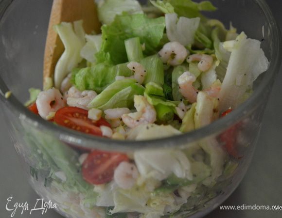 Листья салата, нарвать, авокадо нарезать дольками, кукурузу добавить зернами, помидоры половинками. Затем креветки. Перемешать. Посолить и поперчить. Заправить салат своей любимой заправкой.