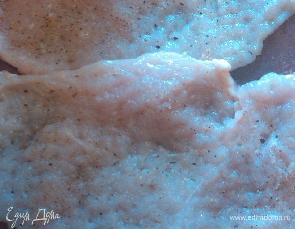 Филе нарезать на небольшие кусочки и слегка отбить. Посолить и поперчить