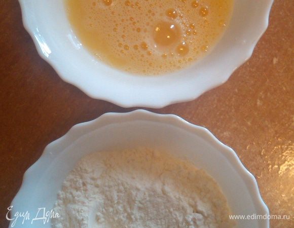 Яйца взбить. В отдельную мисочку насыпать муку. На шницель сначала насыпать сыр, затем нарезанный перец. Завернуть, что бы начинка не выскользнула. Обвалять в муке, затем обмакнуть в яйцо и затем обвалять в панировачных сухарях