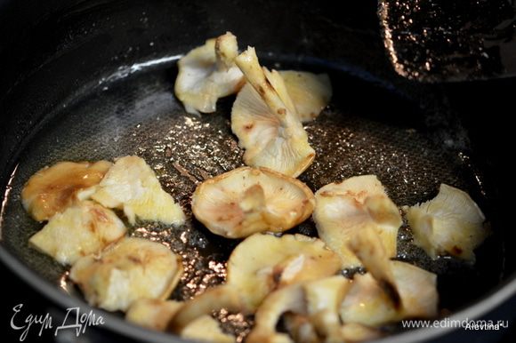 Зеленую фасоль кончики отрезать, грибы промыть. Если используете сухие, заранее замочить. Сливочное масло примерно 40 г добавить на разогретую сковороду. Добавить грибы примерно 5 мин. Переложить в блюдо.