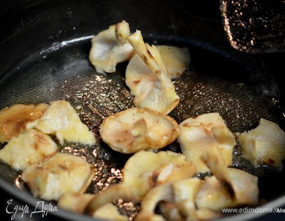 Зеленую фасоль кончики отрезать, грибы промыть. Если используете сухие, заранее замочить. 
Сливочное масло примерно 40 г добавить на разогретую сковороду. Добавить грибы примерно 5 мин. Переложить в блюдо.