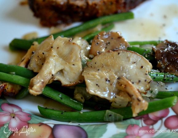 Добавить грибы, посолить и поперчить.  Подаем к столу. Приятного аппетита.