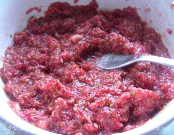 Инжир разрезаем напополам, ложечкой вынимаем мякоть. Вилкой разминаем ее в однородную массу.

