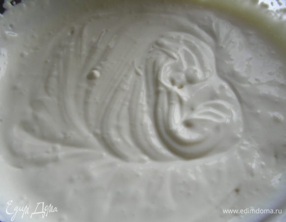 Сливки взбиваем до загустения, добавив сахар, ванильный сахар и алкоголь (Я взбила рикотту со сливками. Она на 100% не загустела, осталась слегка жидковатая, консистенции густого крема).

