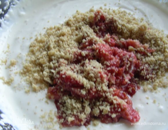 В сливки добавляем орехи и инжир. Все слегка взбиваем. 
