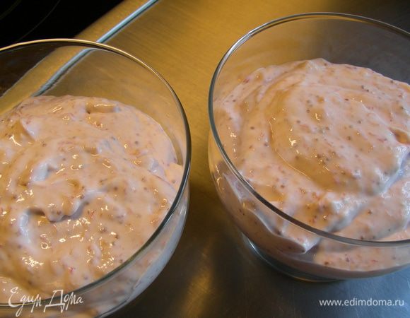 Выкладываем в креманки и отправляем в холодильник часа на 4.
