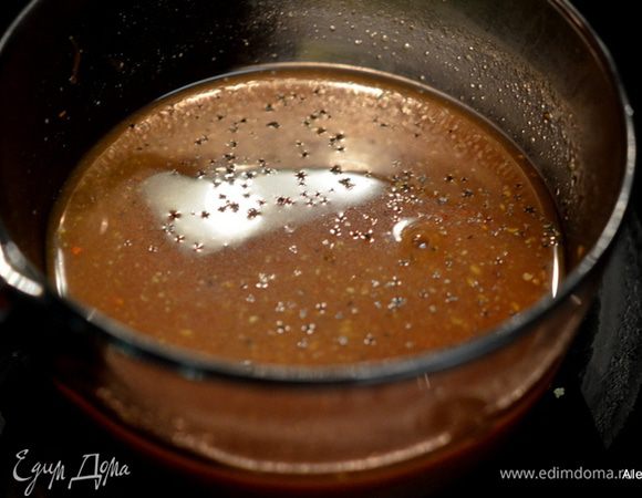 Смешать все компоненты для соуса плюс 1 стак.воды. Довести до кипения. Убавить и тушить примерно 1 час.
Соус:
3 стак.винный красный уксус,
1 стак.сухое белое вино,
3/4 стак.кетчуп,
1/4 стак.корич.сахар,
1/4 стак. вуштер.соус,
1/4 стак.желтая горчица,
2 стол.л черный перец,
1-2 стол.л красный перец хлопьями.
