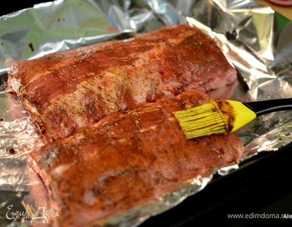 Для ребер смешать сухие ингредиенты вместе. И обмазать ребра с обеих сторон. Дать полежать им.
Для ребер:
1 стол.л чесночная специя,
1 стол.л креольской специи,
2 стол.л черный перец,
1 стол.л вуштер. соус.