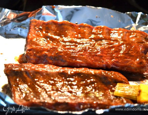 Затем обмажем ребра готовым соусом. Положим на гриль или в духовку на 200 гр.  Переворачиваем, готовим до полной готовности.