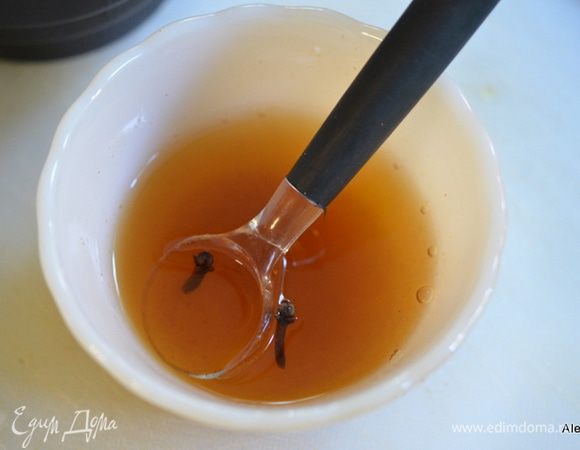 Груши выложить в жаропрочное блюдо, добавить в центр по кусочку масла порезанного.
Смешать отдельно в емкости коньяк или бренди, воду, жидкий мед, гвоздику и палочку корицы или молотая корица  порошком.
Сбрызнуть груши этой смесью. Поставить в духовку на 35-45 мин. И в течение запекания каждые 10 мин. смазывать этой смесью.