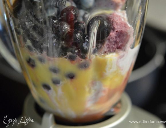 Приготовить и выложить все перечисленные ингредиенты в блендер.