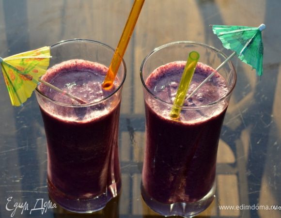 Разливаем по высоким стаканам. Наслаждаемся.