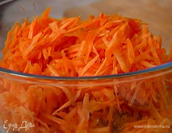 Морковь почистить и натереть на крупной терке.