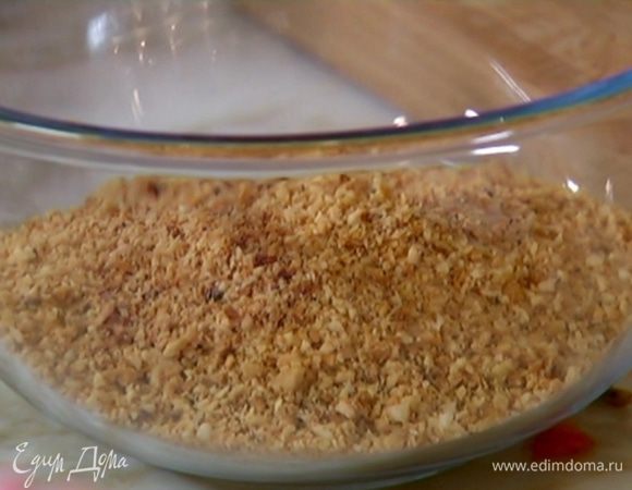Орехи измельчить в блендере в муку.