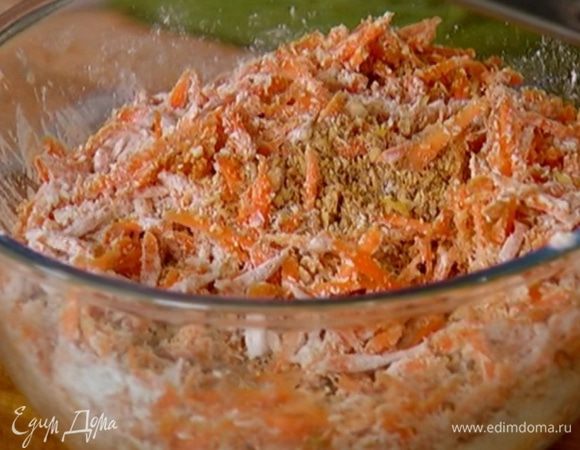 Измельченные орехи соединить с морковью, кокосовой стружкой, мукой, разрыхлителем, крахмалом и перемешать.