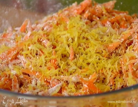 Цедру и сок лимона добавить в морковную массу и перемешать.