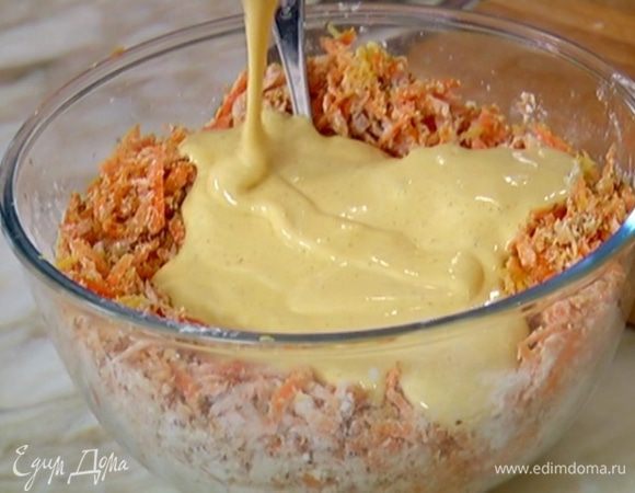 Влить в морковное тесто граппу, добавить взбитые желтки и все перемешать.