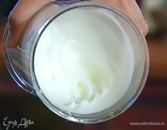 Белки взбить миксером в пышную массу.