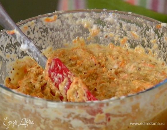 В тесто вмешать 1/4 взбитых белков. Затем в два приема ввести оставшиеся белки и, поворачивая миску в одну сторону и навстречу ей работая лопаткой, вымешать тесто.