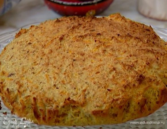 Разъемную форму выстелить бумагой для выпечки, смазать ее сливочным маслом и равномерно распределить тесто. 
Выпекать пирог в разогретой духовке 40 минут.