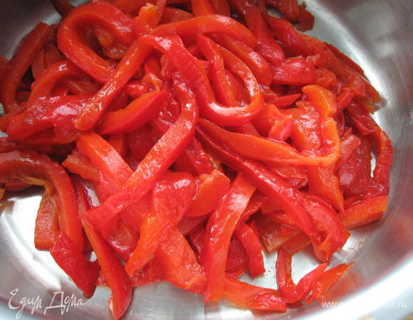 Вынуть, охладить, снять кожу (если запекали целиком – разрезать на четвертушки), удалить семена),  разрезать  вдоль на полоски.  Филе куриной грудки «развернуть», т.е. сделать более тонкий слой филе, посолить, поперчить, посыпать кумином.

