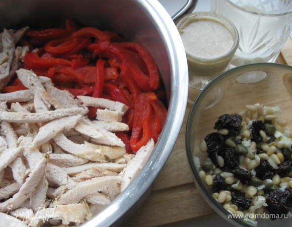 Обжарить филе на оливковом масле до готовности.
Филе охладить и нарезать полосками. Соединить курочку с паприкой.

