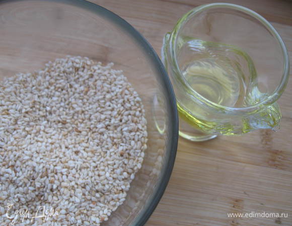 Приготовить кунжутную пасту. Кунжут обжарить в духовке до золотистого цвета. В ступку всыпать кунжут, разминать его, постепенно добавляя масло. Должна получиться однородная масса консистенции сметаны.