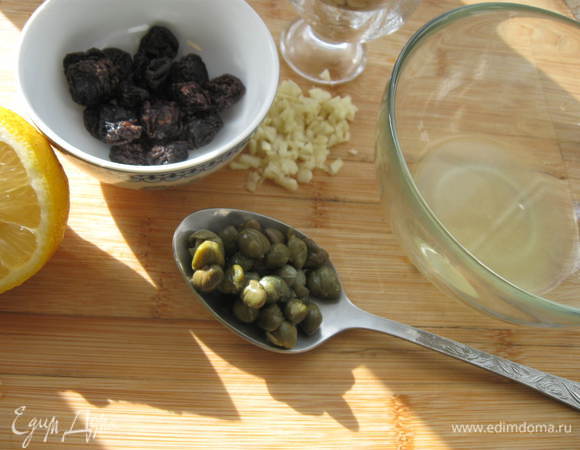 Приготовить соус: чеснок почистить и натереть на мелкой терке. Из лимона выжать сок. 

